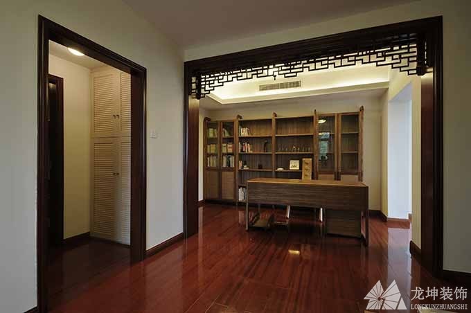 傳統原木色中式風格100平米二居室書房背景墻裝修效果圖